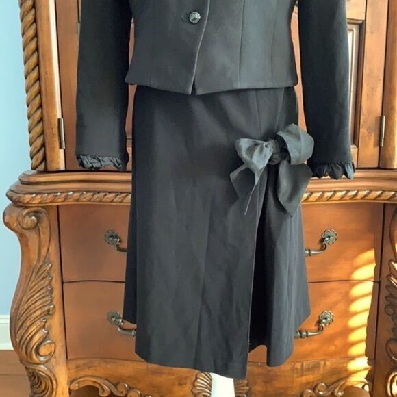 Cynthia Howie black skirt suit- 6P - Picture 5 of 9